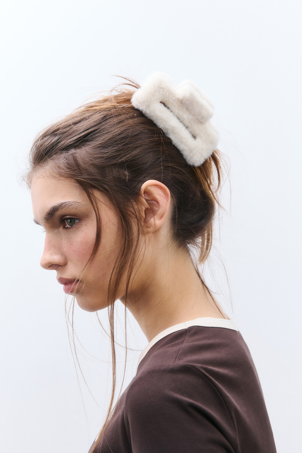 Заколка-краб с пушистой отделкой - цвет белый - 2