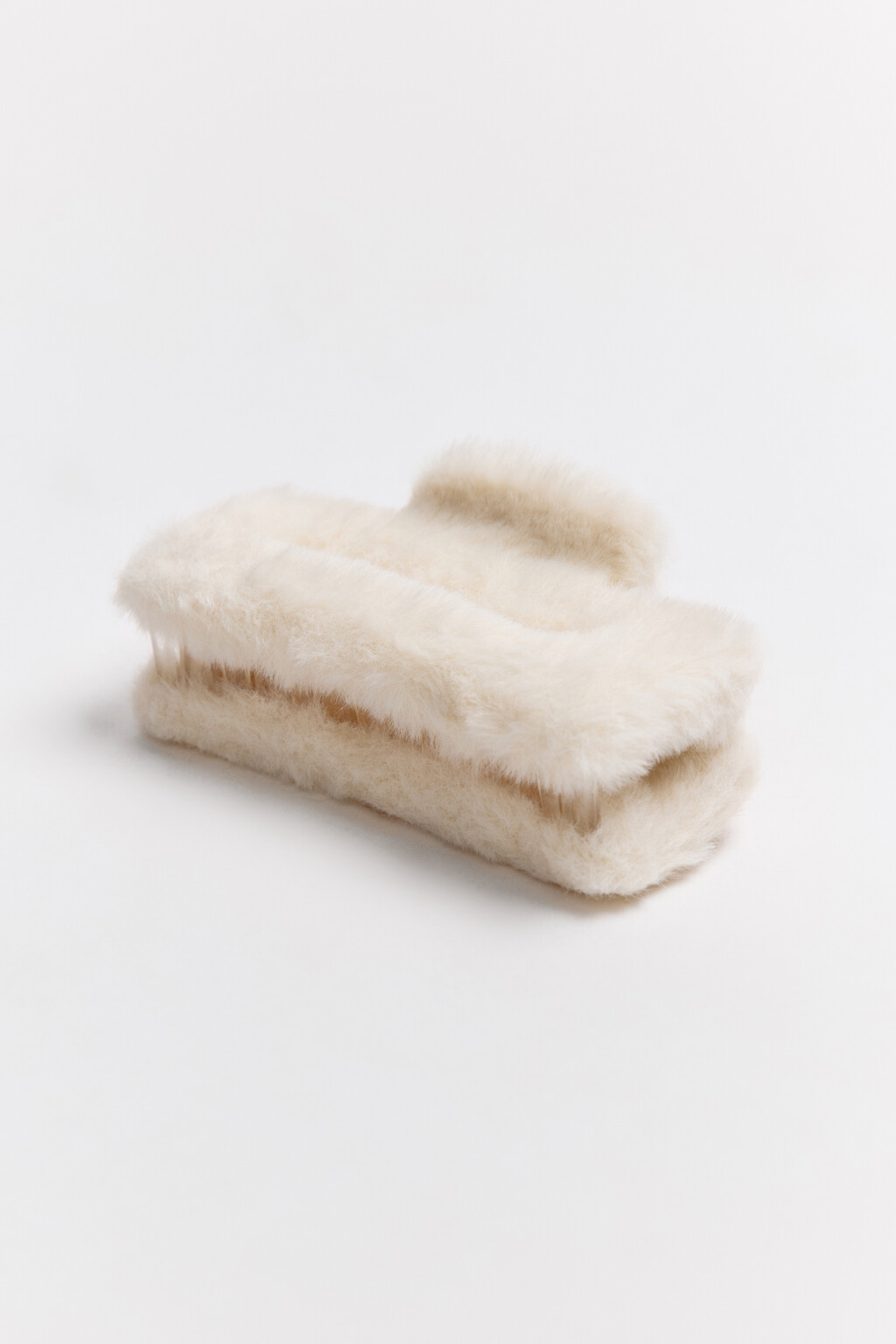 Заколка-краб с пушистой отделкой - цвет белый - 4