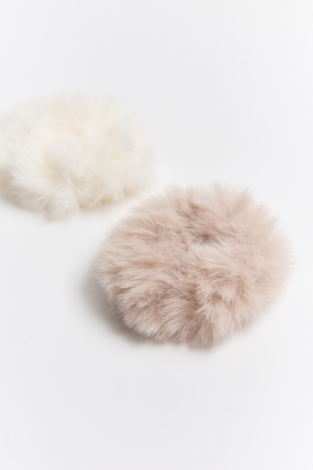 Набор резинок-пушистиков для волос (2 штуки) - цвет белый - 2