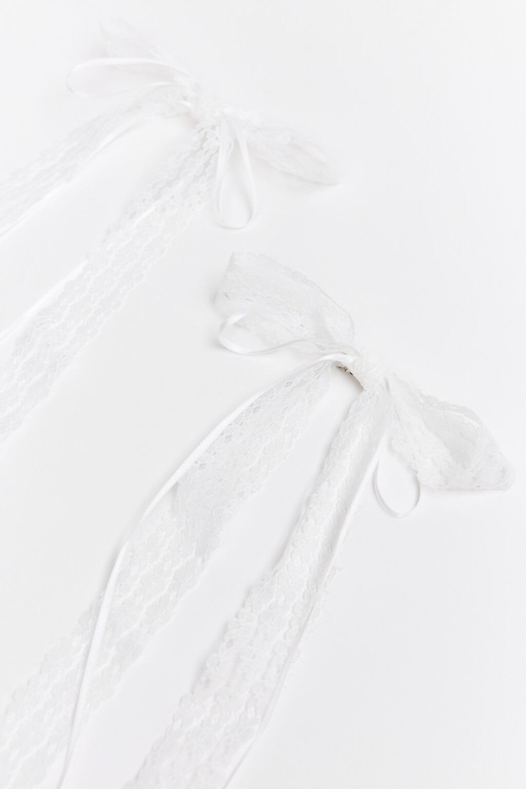 Набор заколок с кружевными бантами - цвет белый - 2