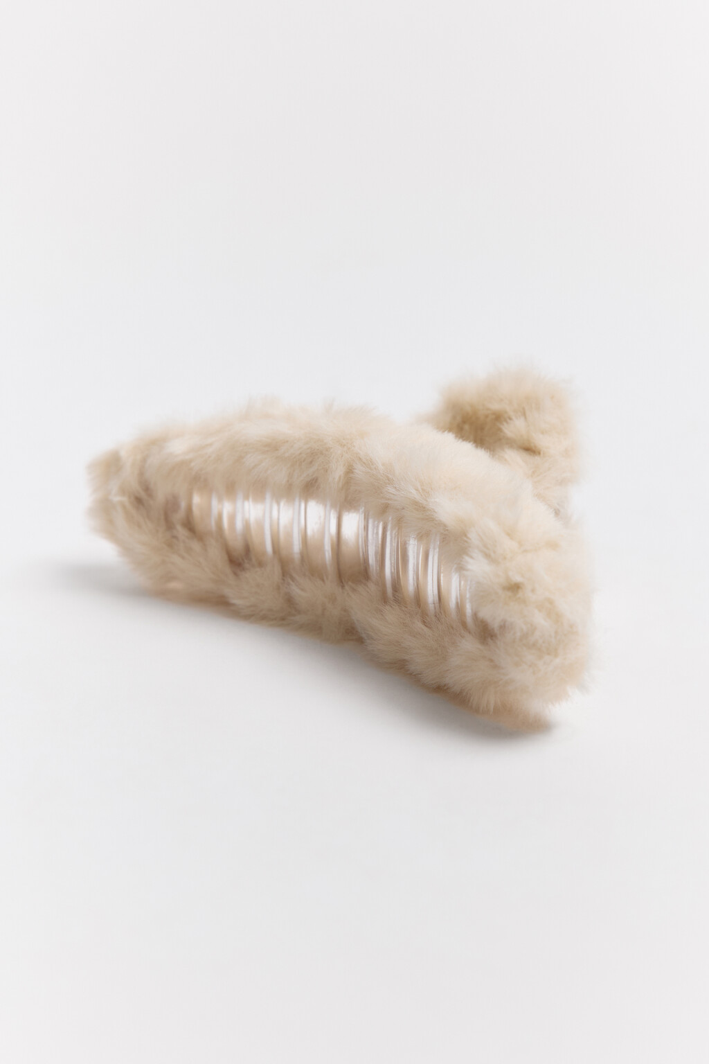 Заколка-краб с пушистой отделкой - цвет белый - 3