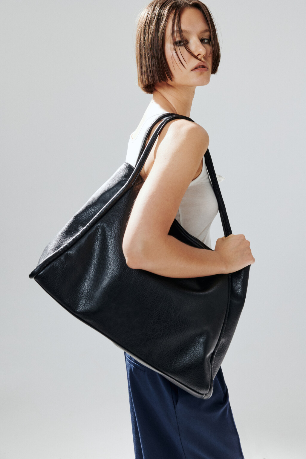 Сумка-шопер с ручками на плечо - цвет черный - 2