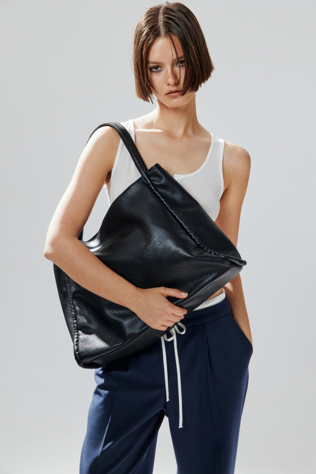 Сумка-шопер с ручками на плечо - цвет черный - 1