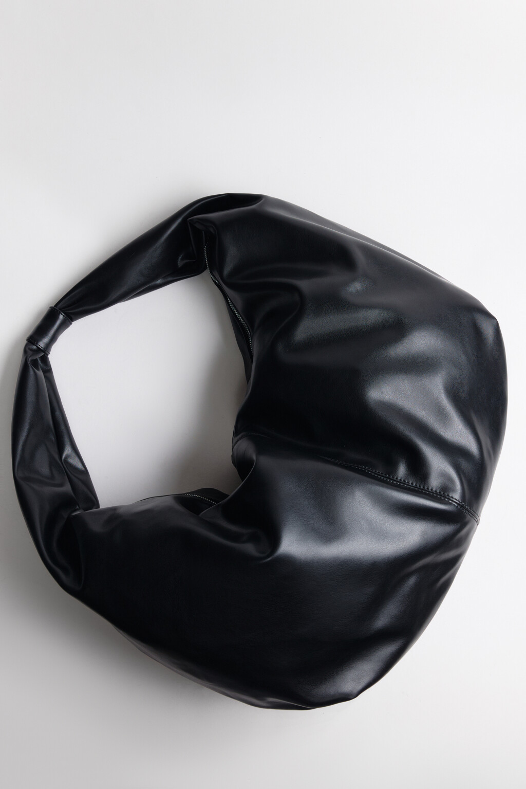 Сумка-хобо с декоративным узлом - цвет черный - 5