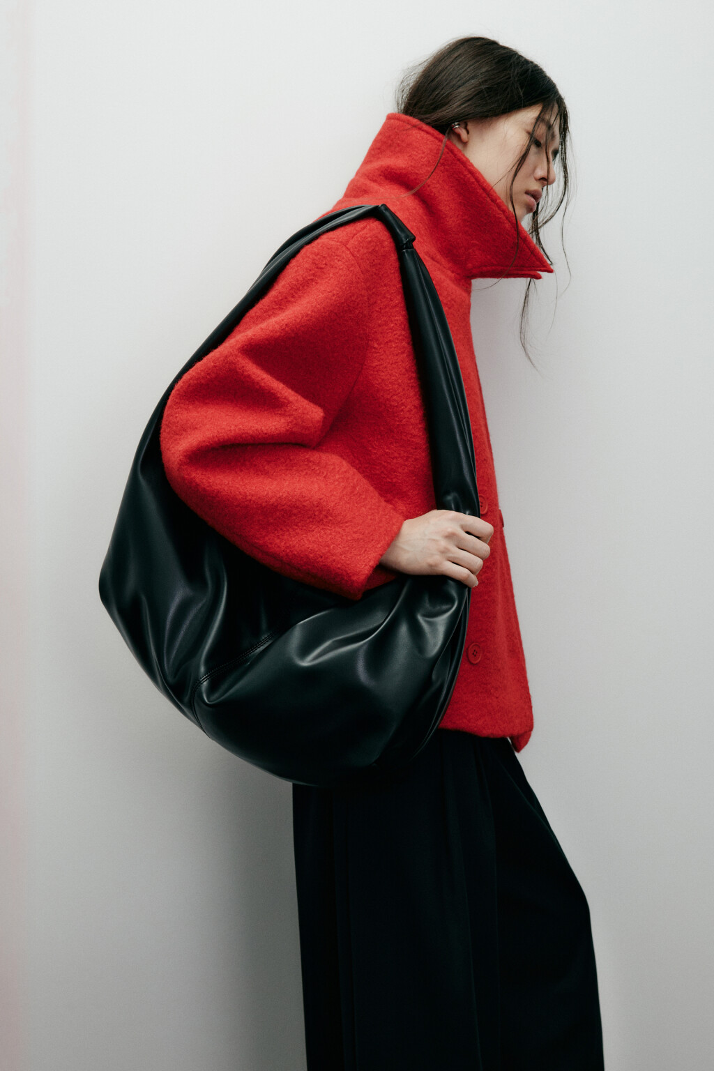 Сумка-хобо с декоративным узлом - цвет черный - 2