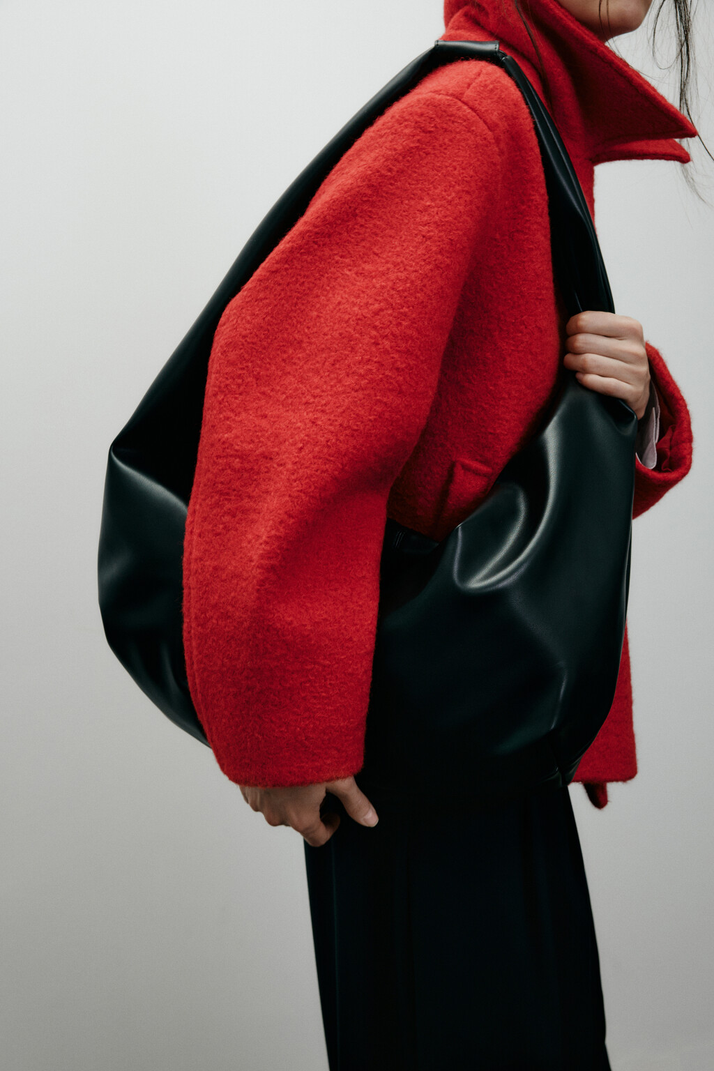 Сумка-хобо с декоративным узлом - цвет черный - 3