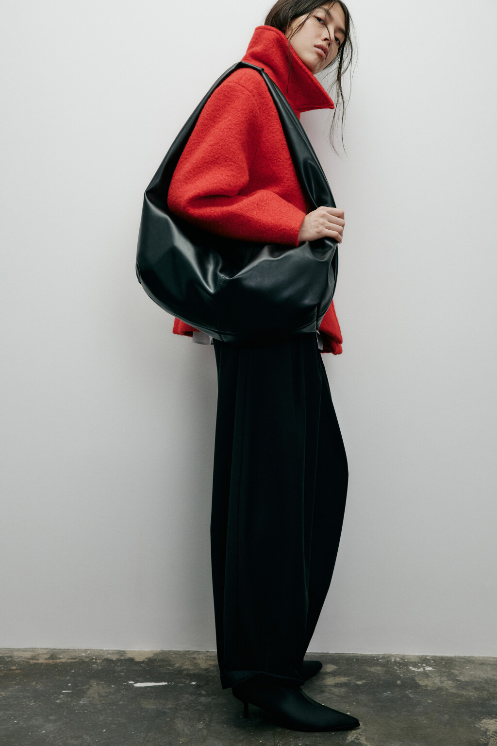 Сумка-хобо с декоративным узлом - цвет черный - 4