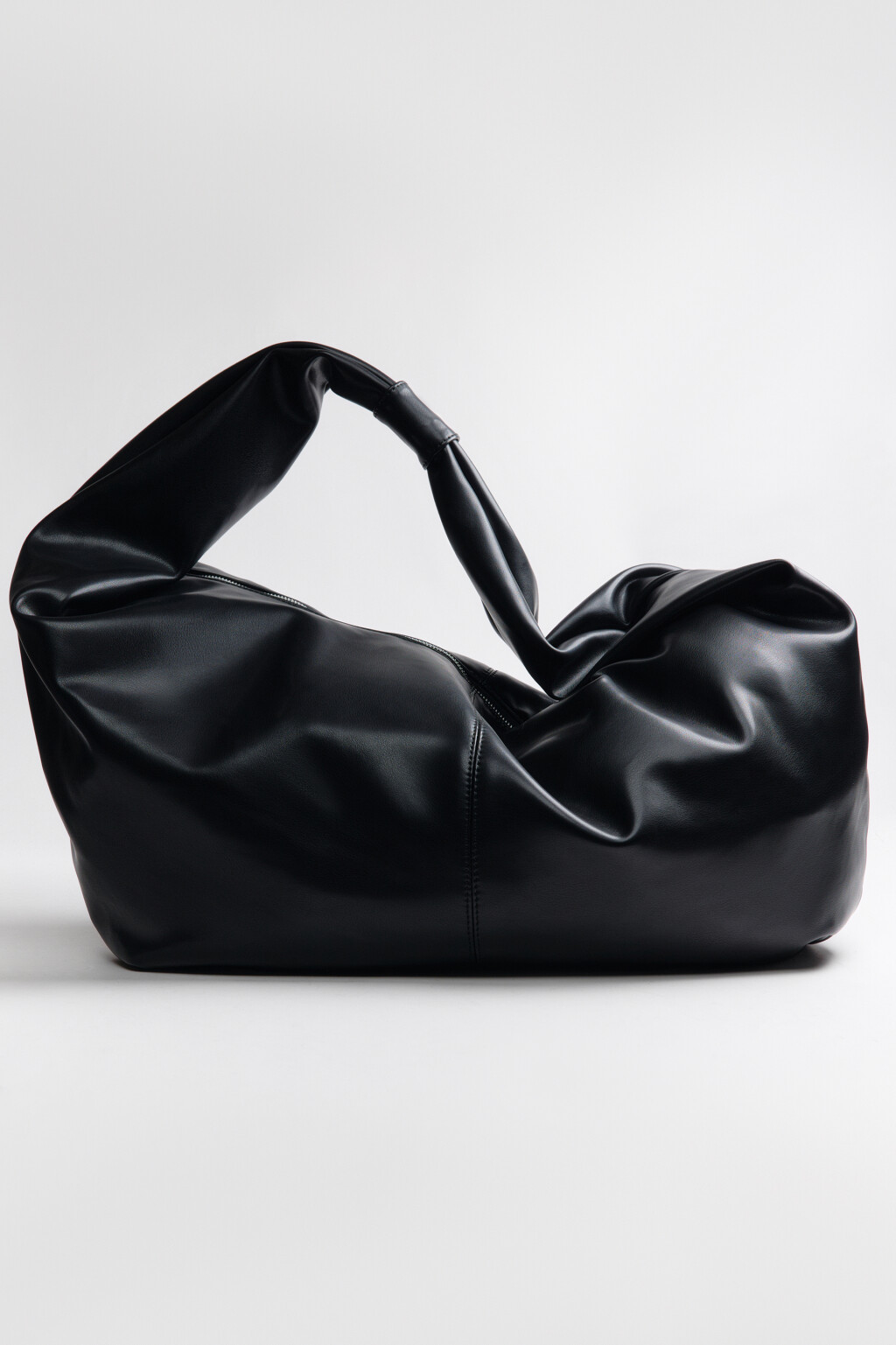 Сумка-хобо с декоративным узлом - цвет черный - 6