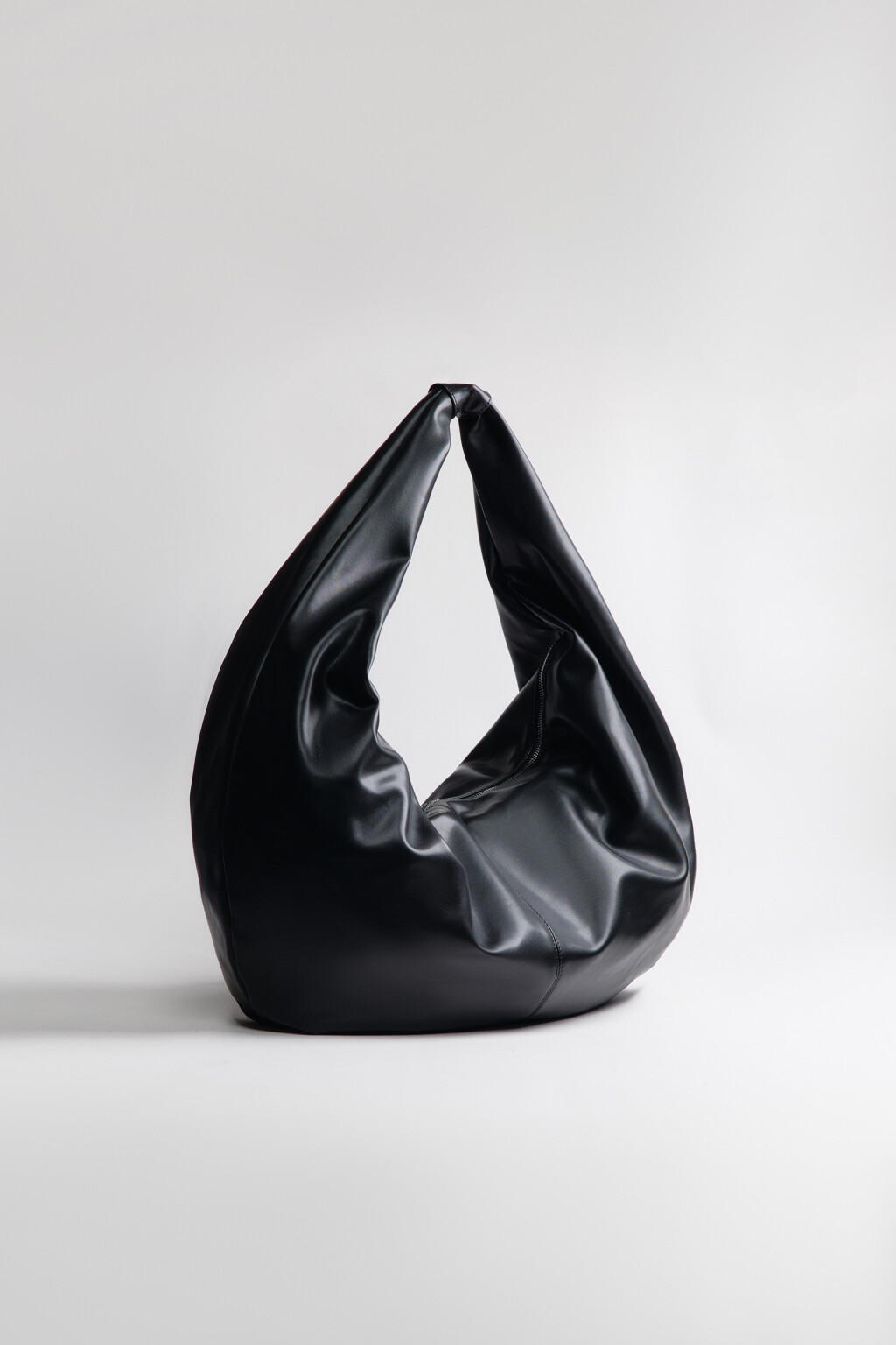 Сумка-хобо с декоративным узлом - цвет черный - 8