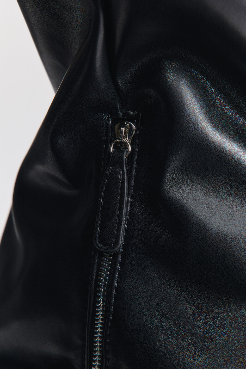 Сумка-хобо с декоративным узлом - цвет черный - 10