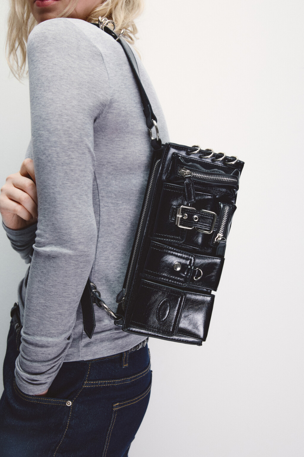 Сумка на плечо с металлическим декором - цвет черный - 1
