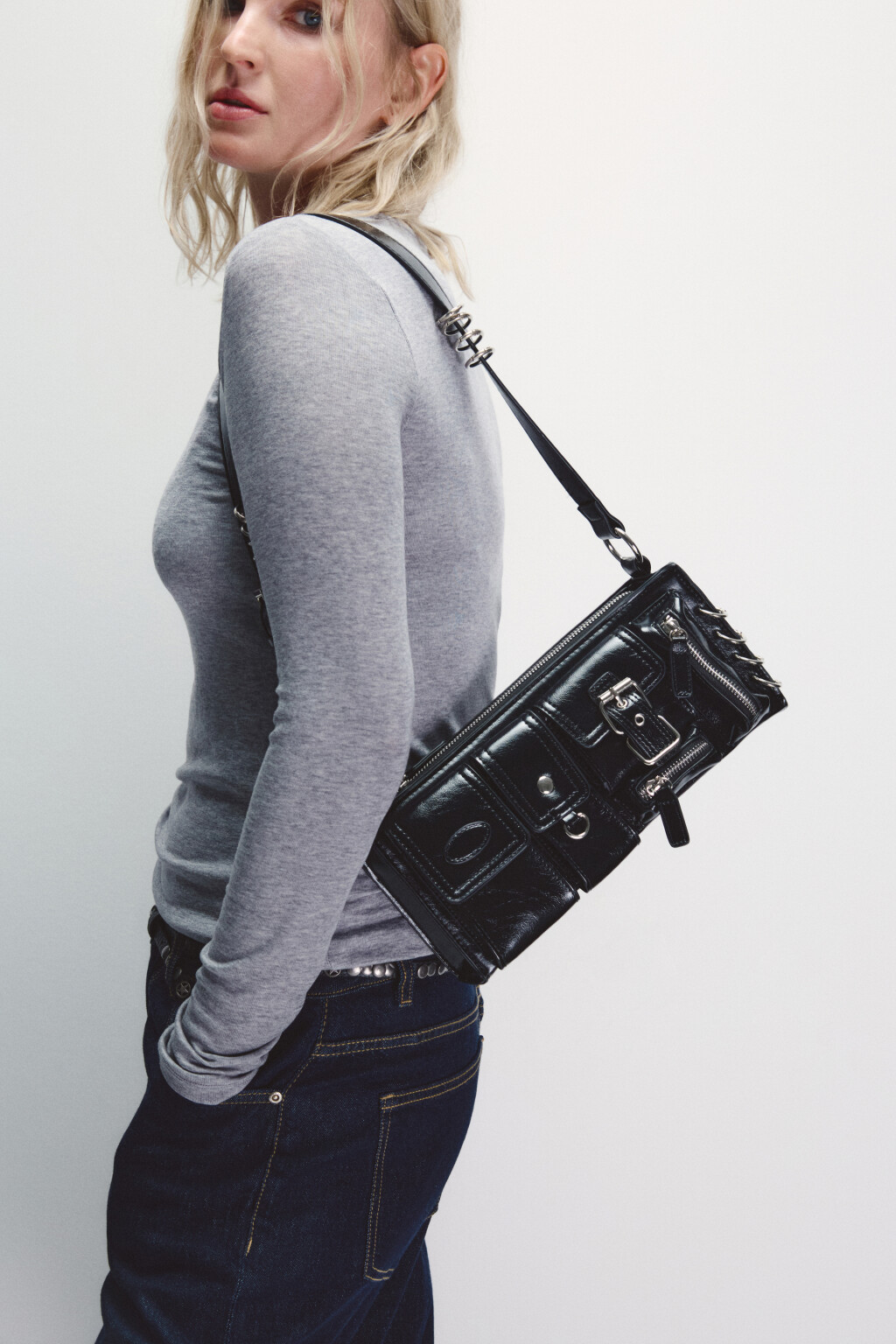 Сумка на плечо с металлическим декором - цвет черный - 2