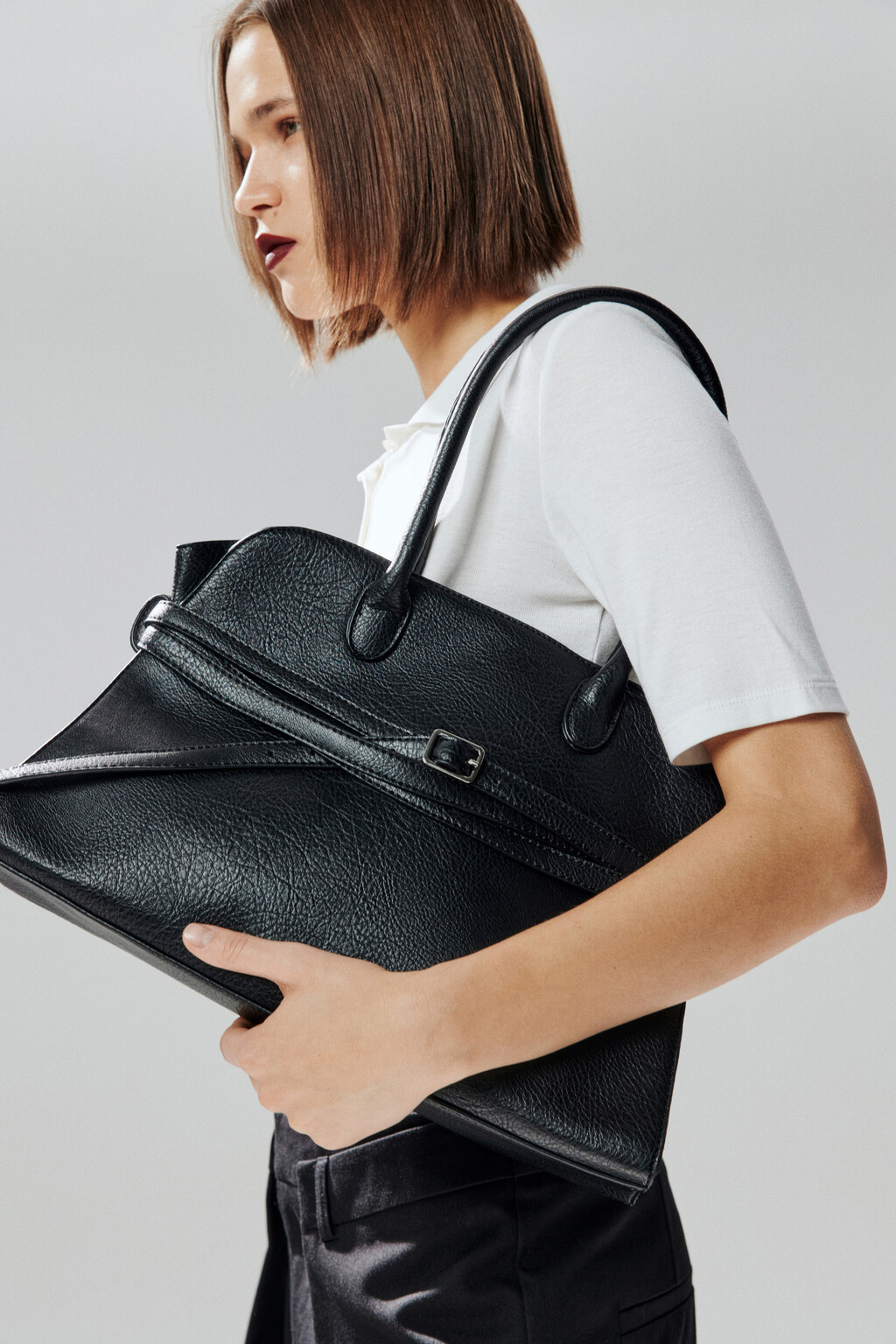 Сумка-тоут с декоративным ремешком - цвет черный - 8