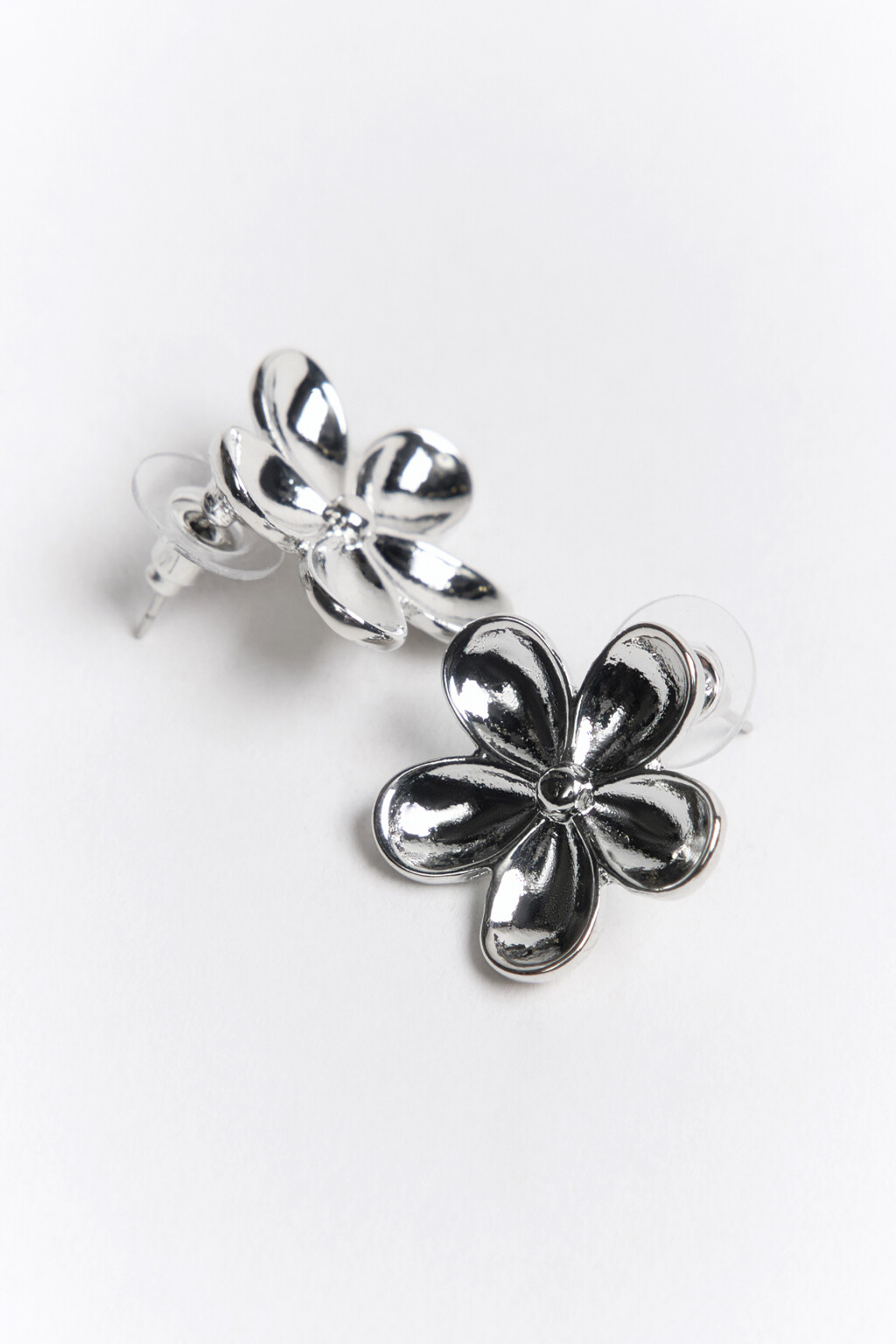 Серьги-гвоздики в виде цветка - цвет серый - 2