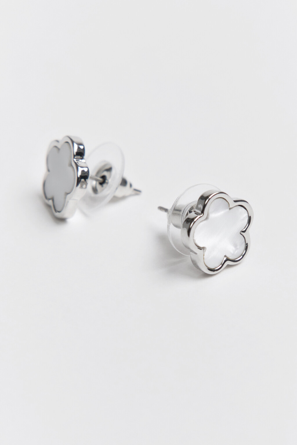 Серьги-гвоздики в виде цветов - цвет серый - 2