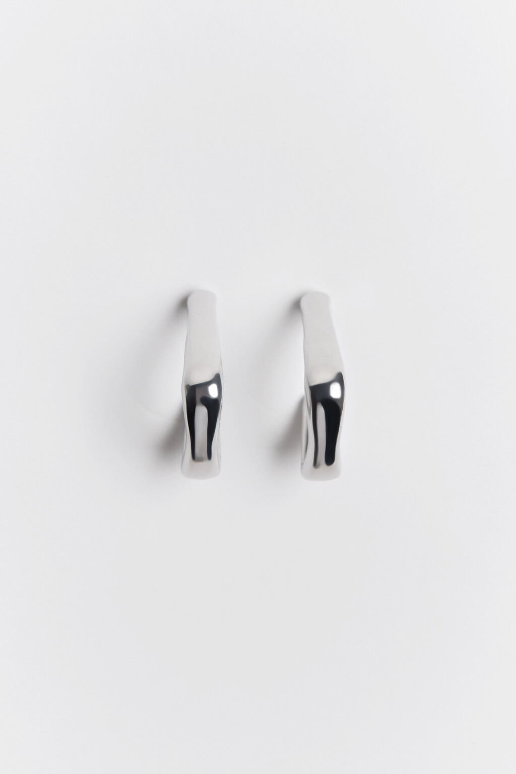 Серьги-гвоздики в виде квадратных полуколец - цвет серый - 4