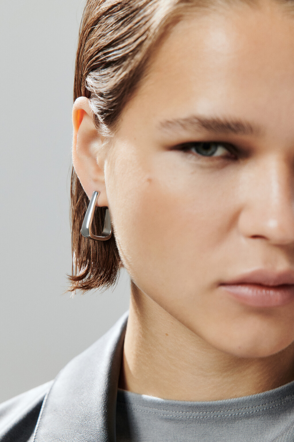 Серьги-гвоздики в виде квадратных полуколец - цвет серый - 2