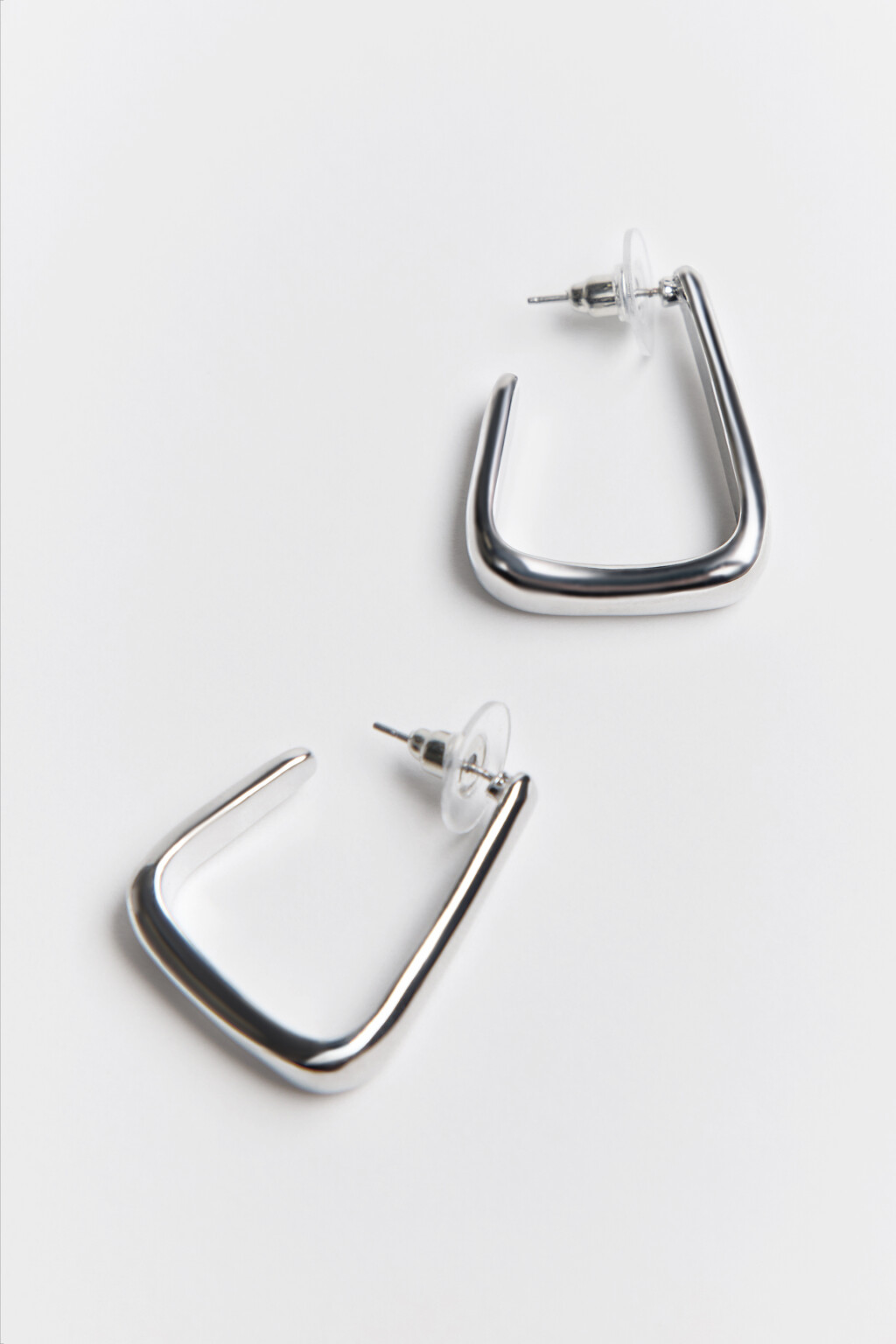 Серьги-гвоздики в виде квадратных полуколец - цвет серый - 3