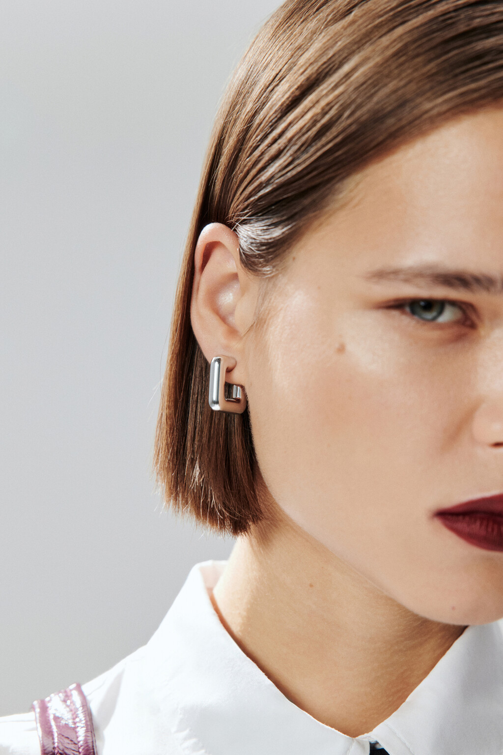 Серьги-гвоздики в виде квадратных полуколец - цвет серый - 5