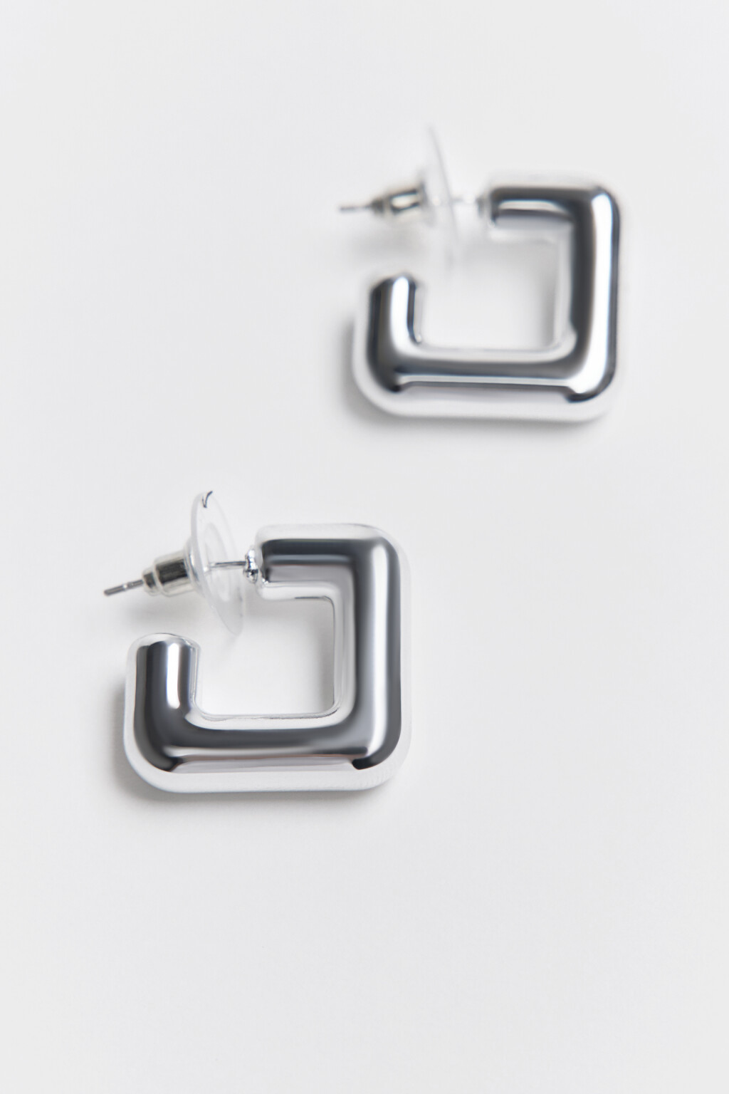 Серьги-гвоздики в виде квадратных полуколец - цвет серый - 2
