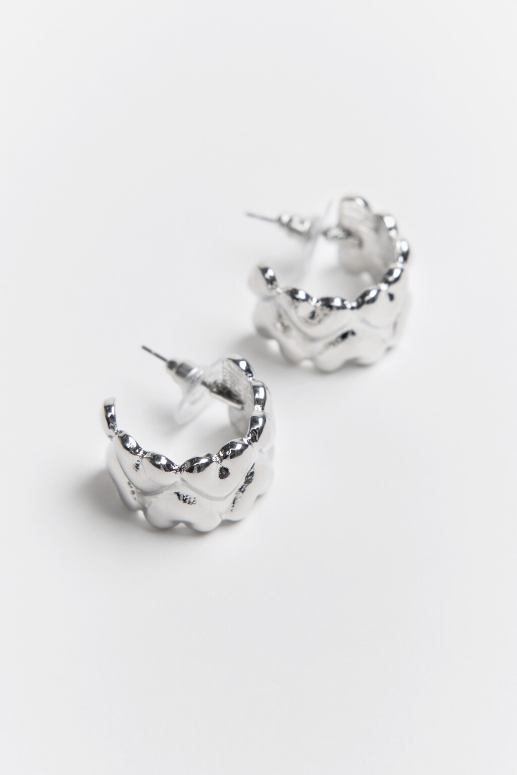 Серьги-гвоздики в виде полуколец из сердечек - цвет серый - 2