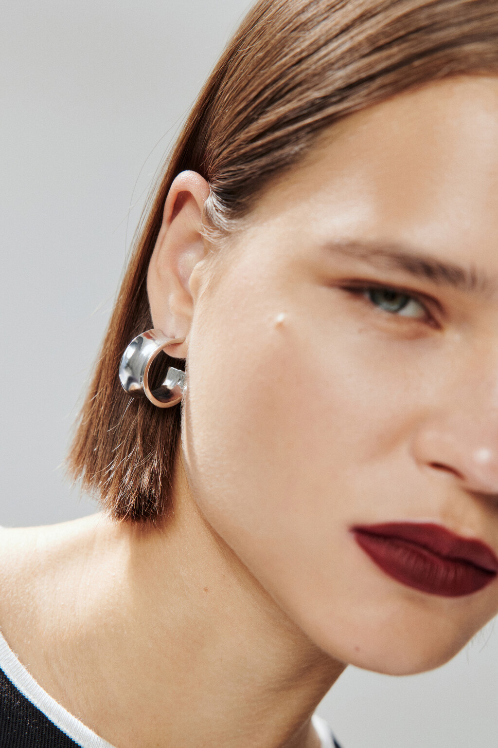 Серьги-гвоздики в виде полуколец - цвет серый - 1