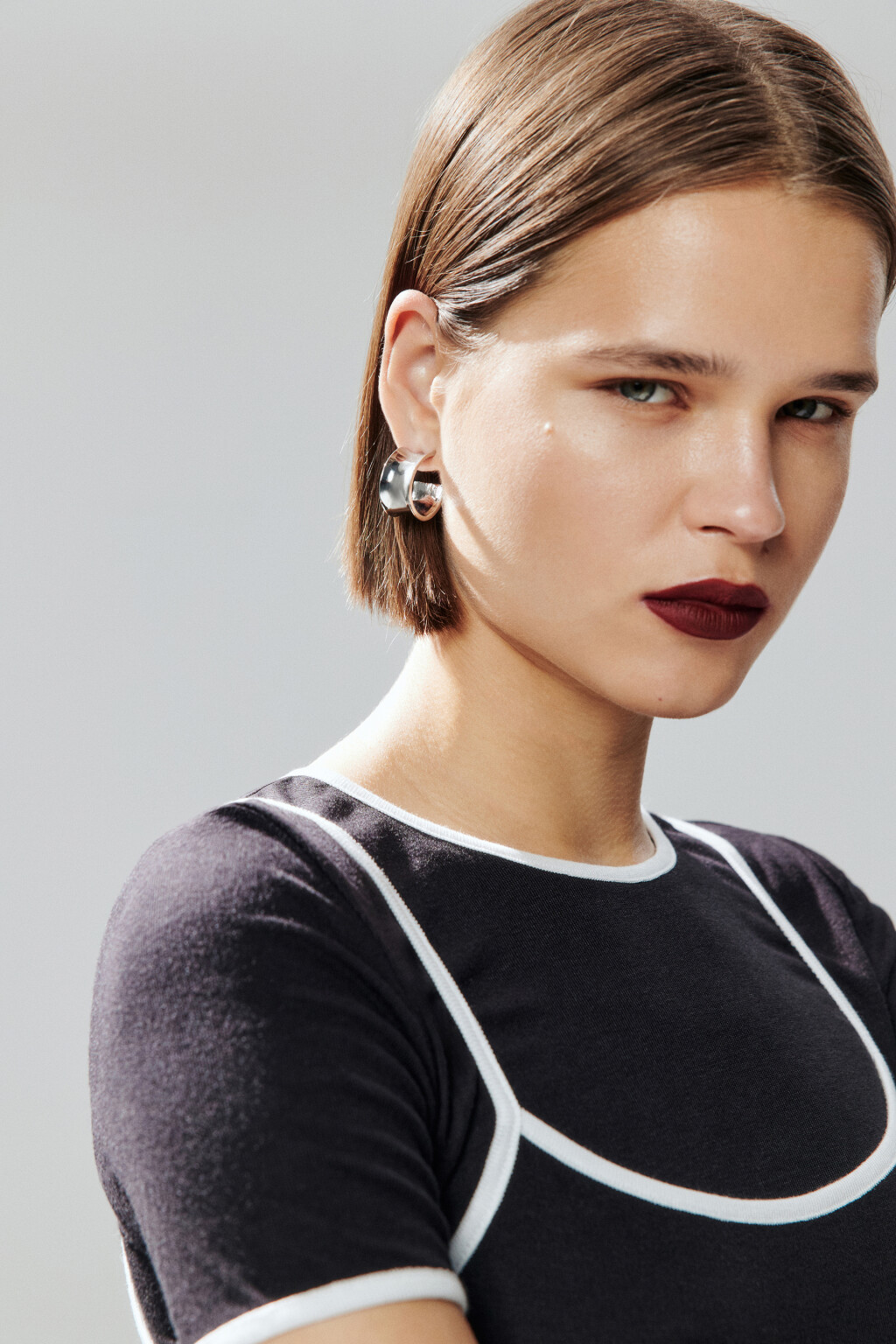 Серьги-гвоздики в виде полуколец - цвет серый - 2