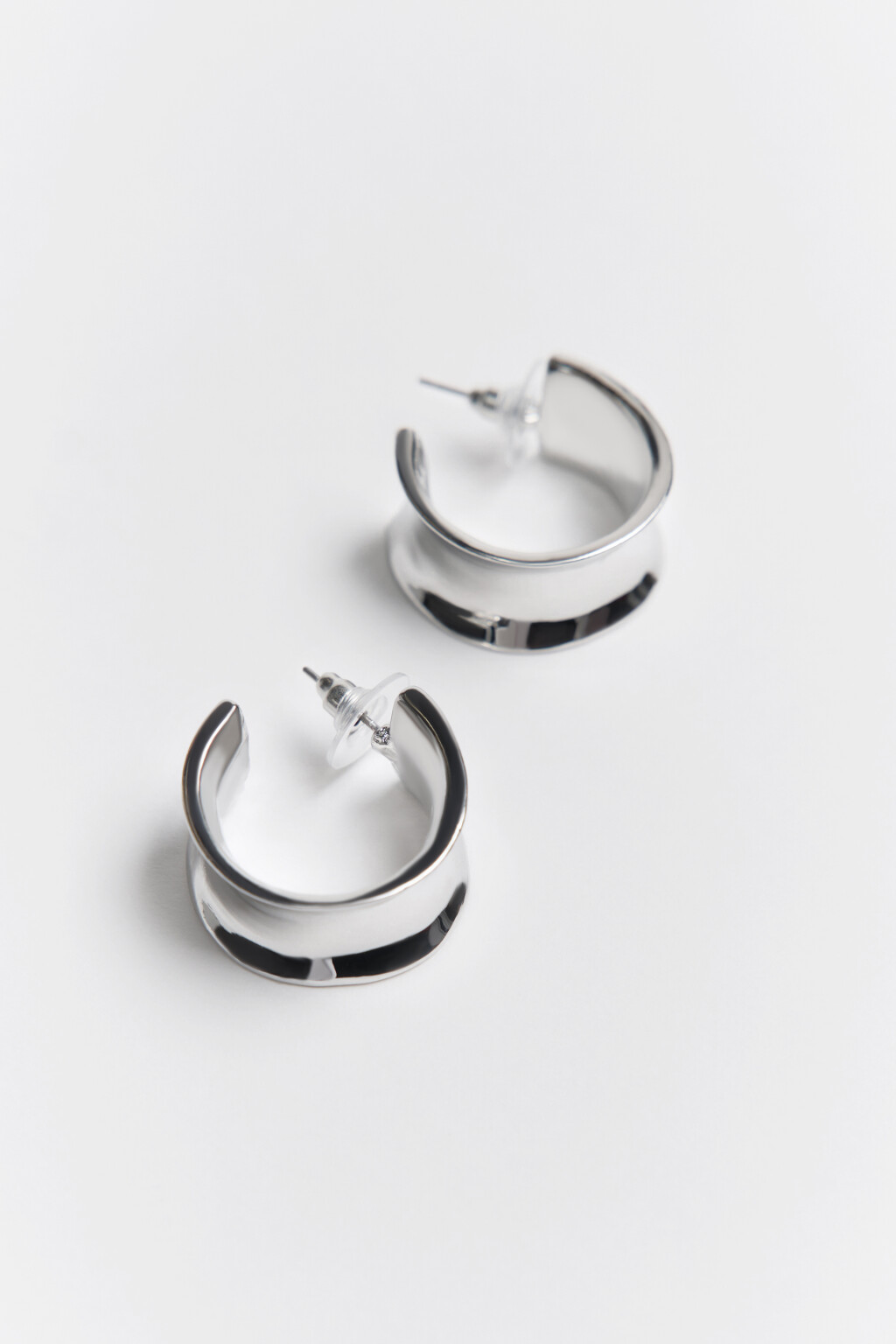 Серьги-гвоздики в виде полуколец - цвет серый - 4