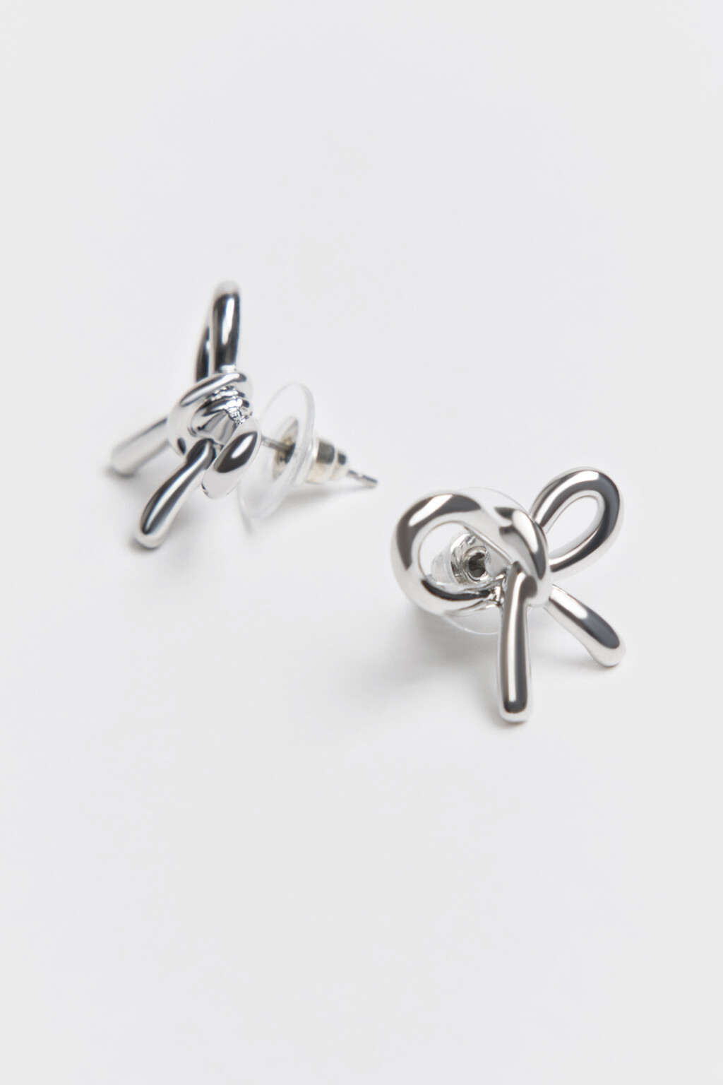 Серьги-гвоздики в виде бантов - цвет серый - 2