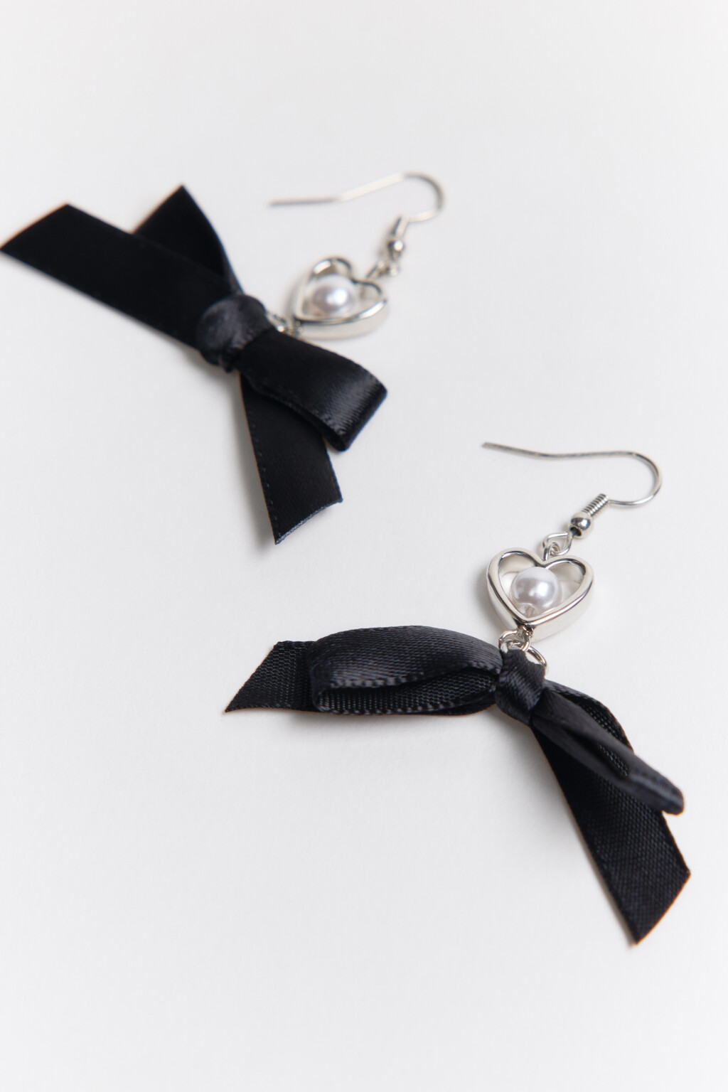 Серьги с сердечками и бантиками - цвет серый - 2