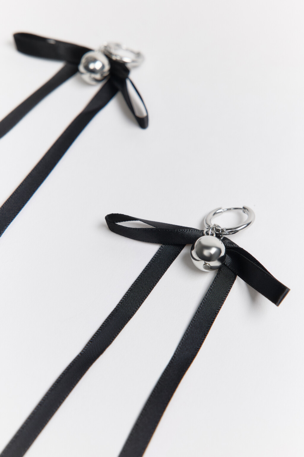 Серьги-конго с атласными бантами - цвет серый - 2