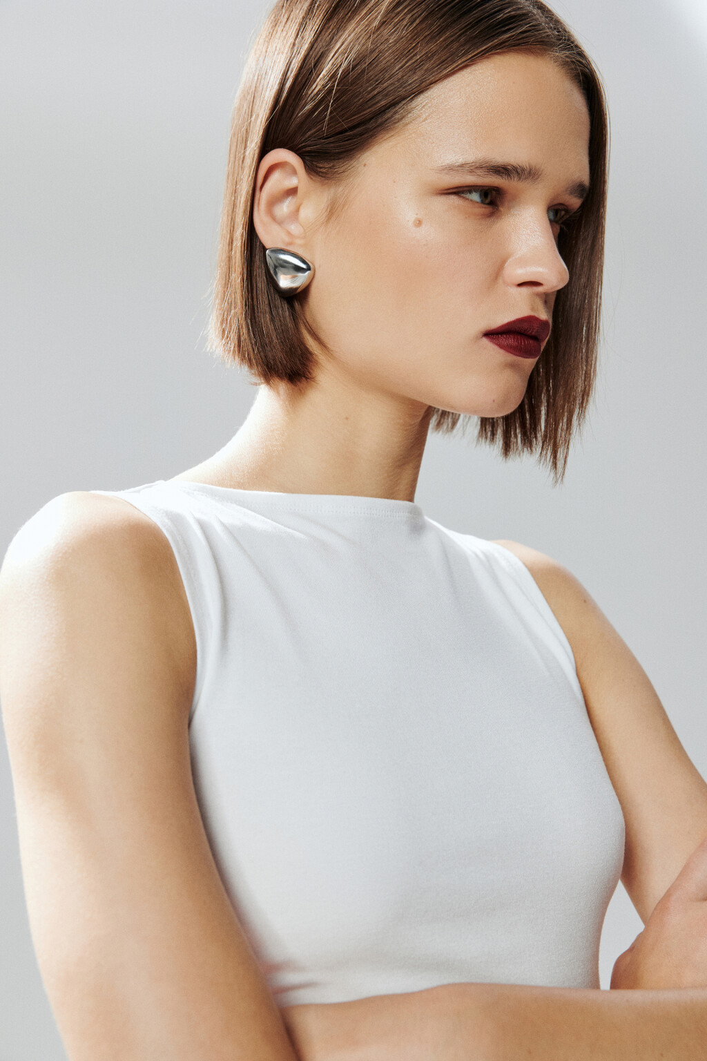 Серьги-гвоздики из гладкого серебристого металла - цвет серый - 2