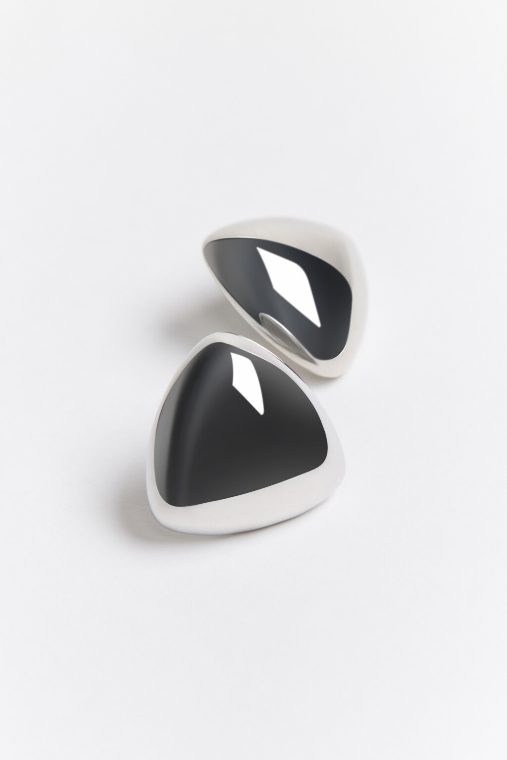 Серьги-гвоздики из гладкого серебристого металла - цвет серый - 4