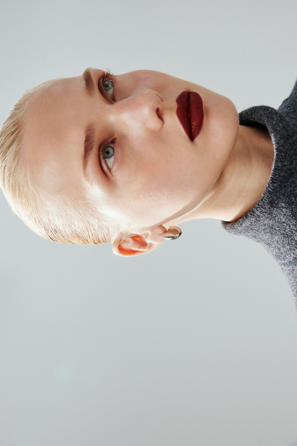 Серьги-гвоздики объемные - цвет серый - 2