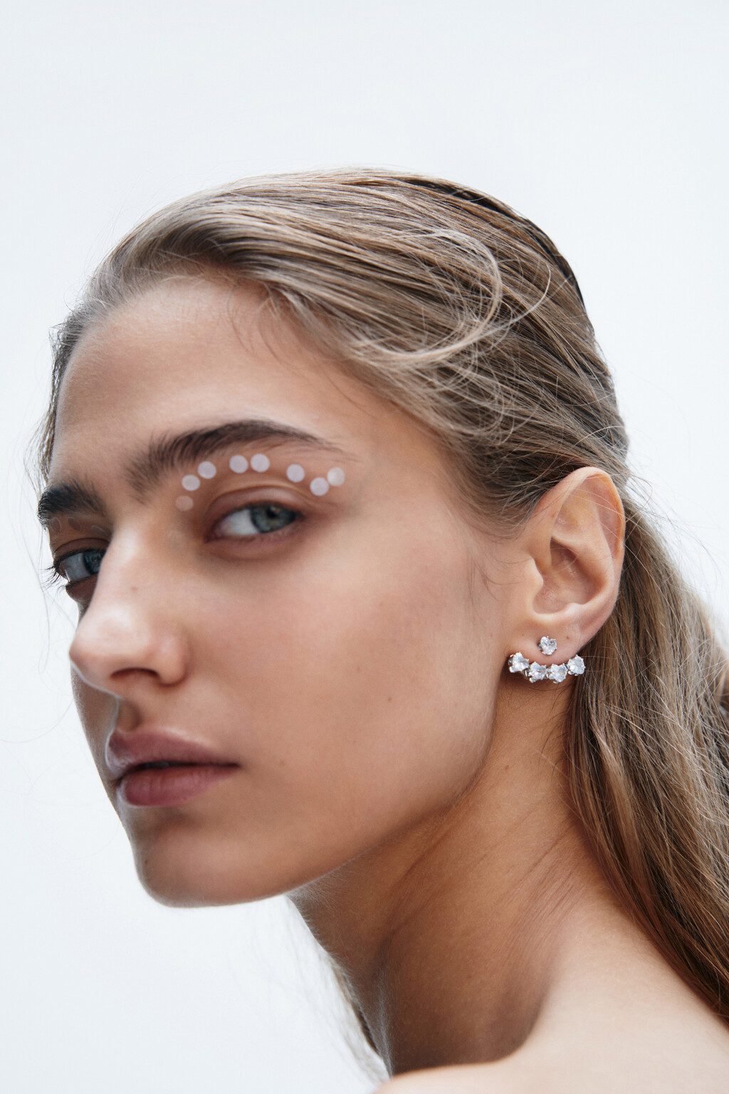 Серьги со стразами-сердечками - цвет серый - 1