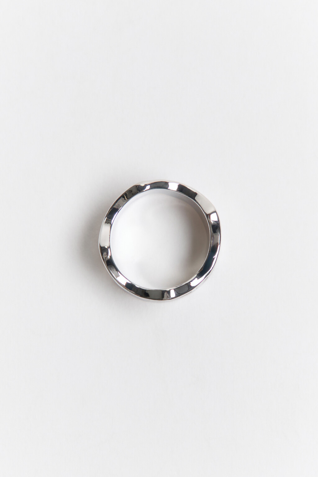 Кольцо серебристое с узором - цвет серый - 2