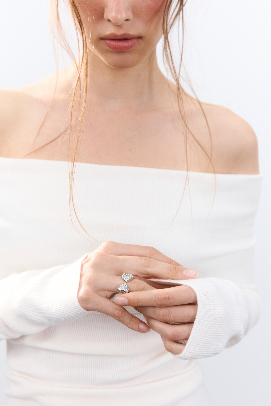 Кольцо с сердечками и стразами - цвет серый - 1