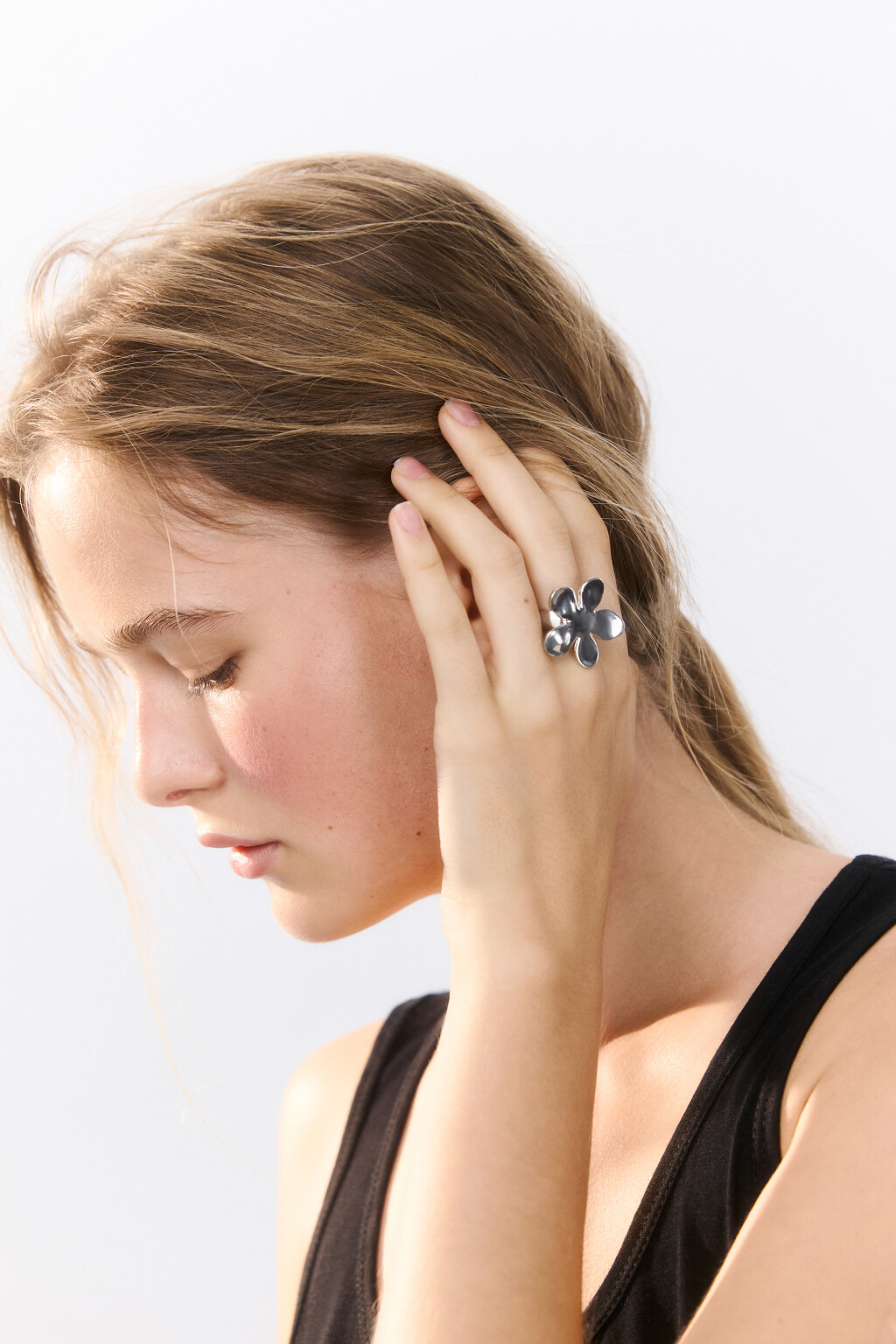 Кольцо серебристое с цветком - цвет серый - 1