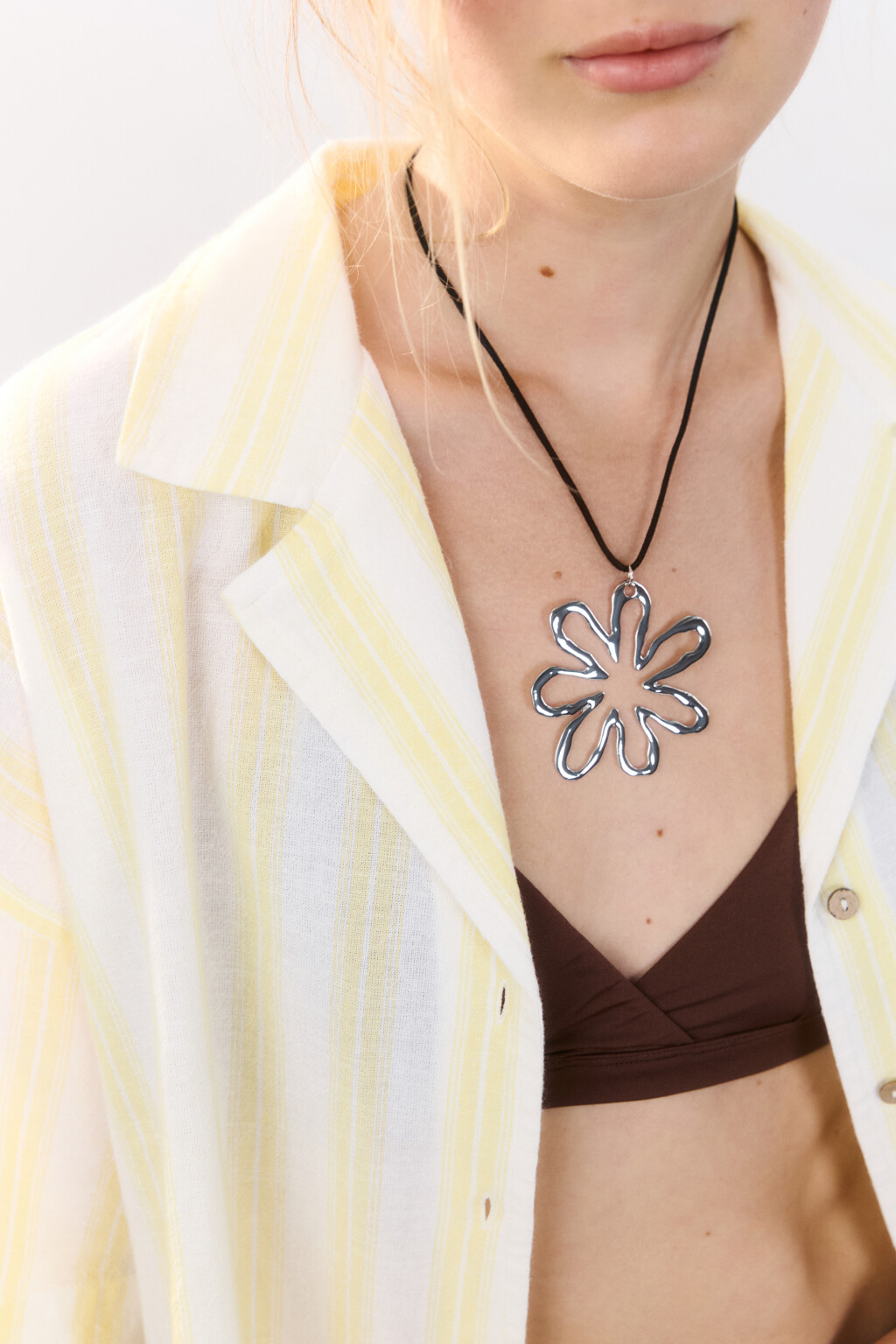 Цепочка на шею с абстрактным цветком - цвет серый - 1