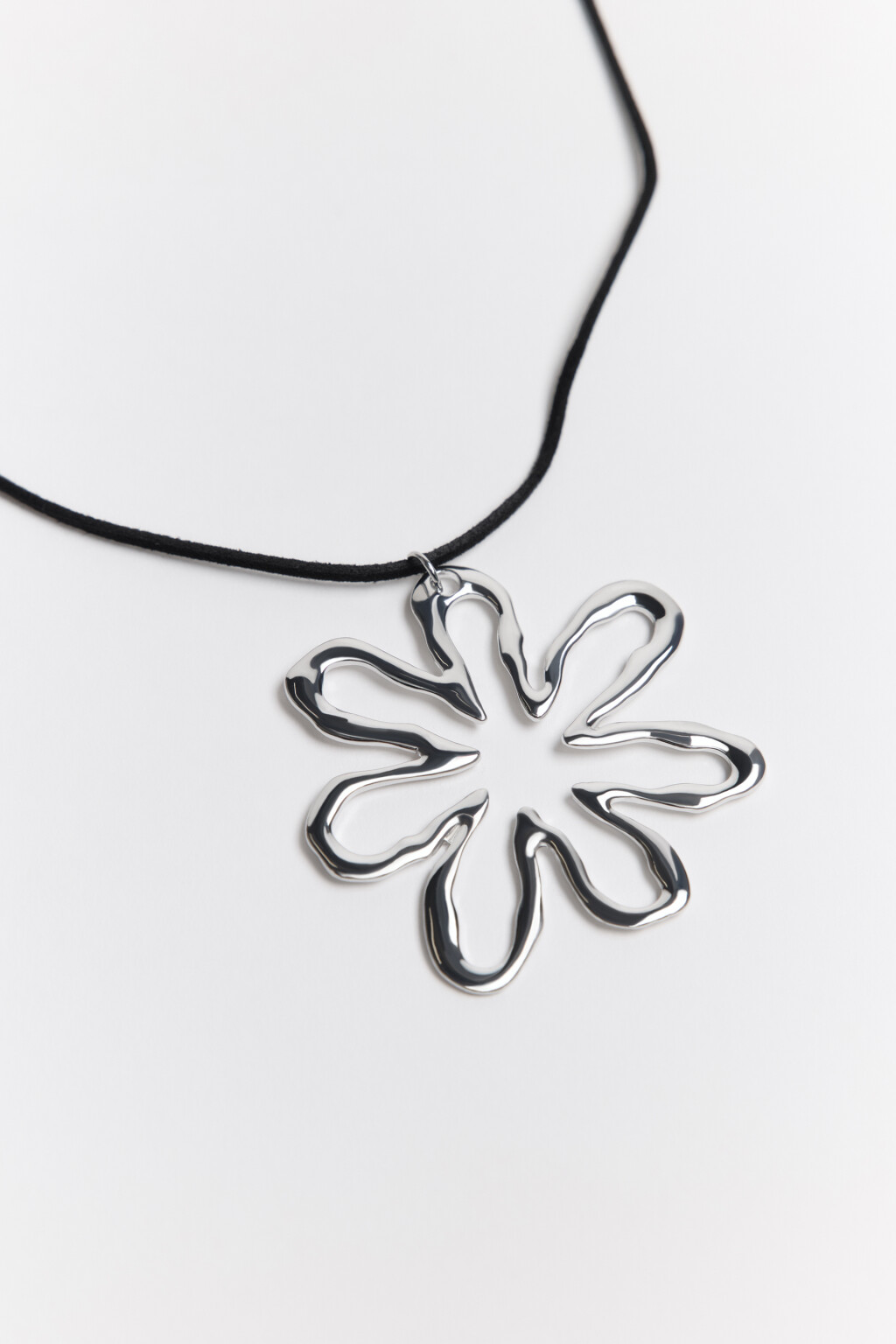 Цепочка на шею с абстрактным цветком - цвет серый - 4
