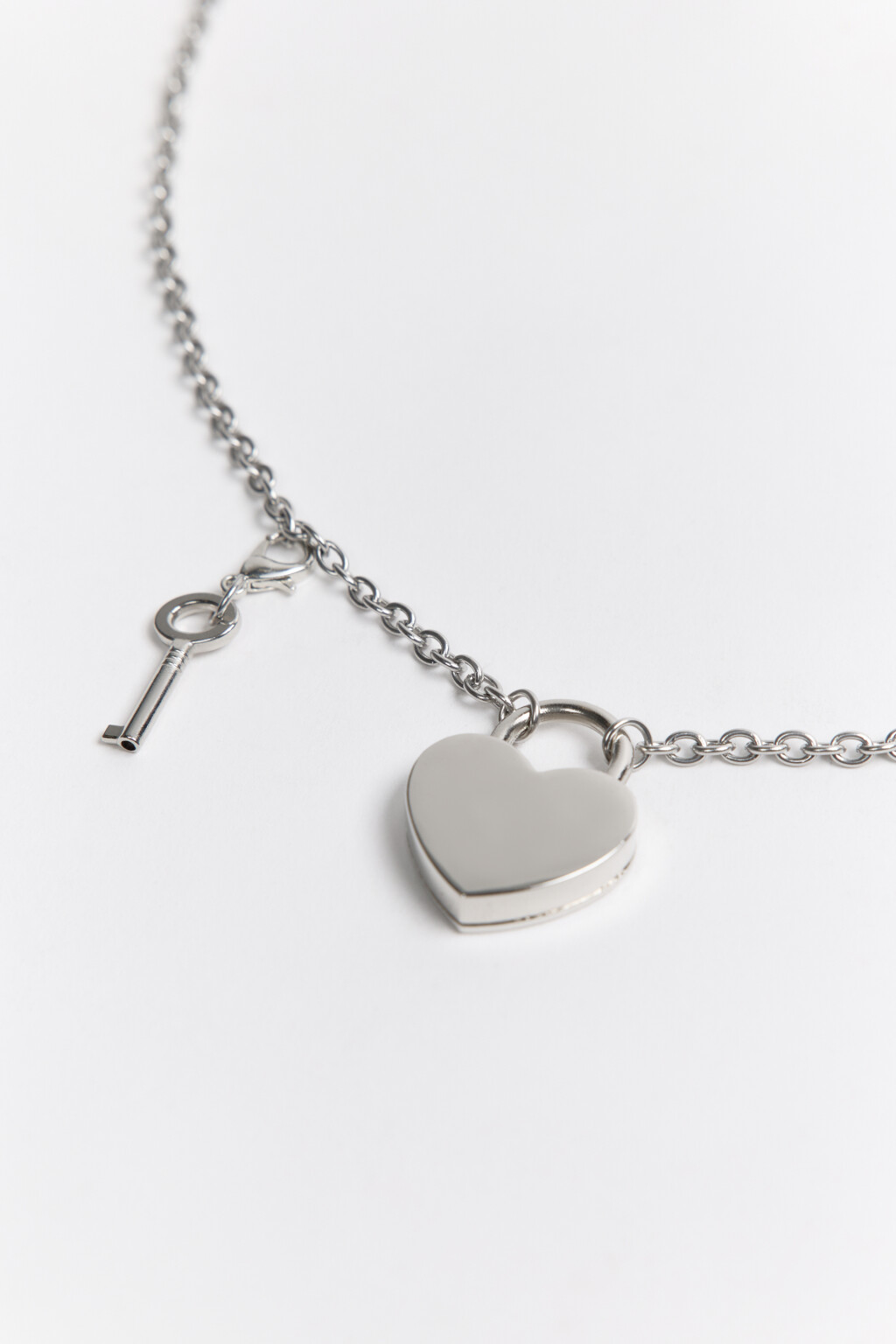 Цепочка с подвеской-ключиком и замочком - цвет серый - 2