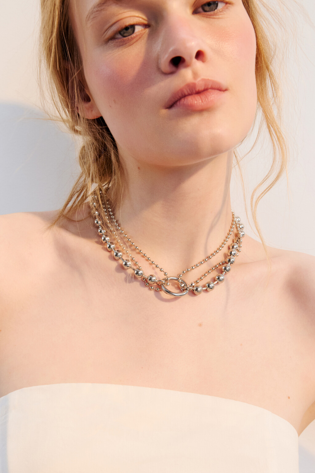 Колье серебристое многослойное - цвет серый - 1