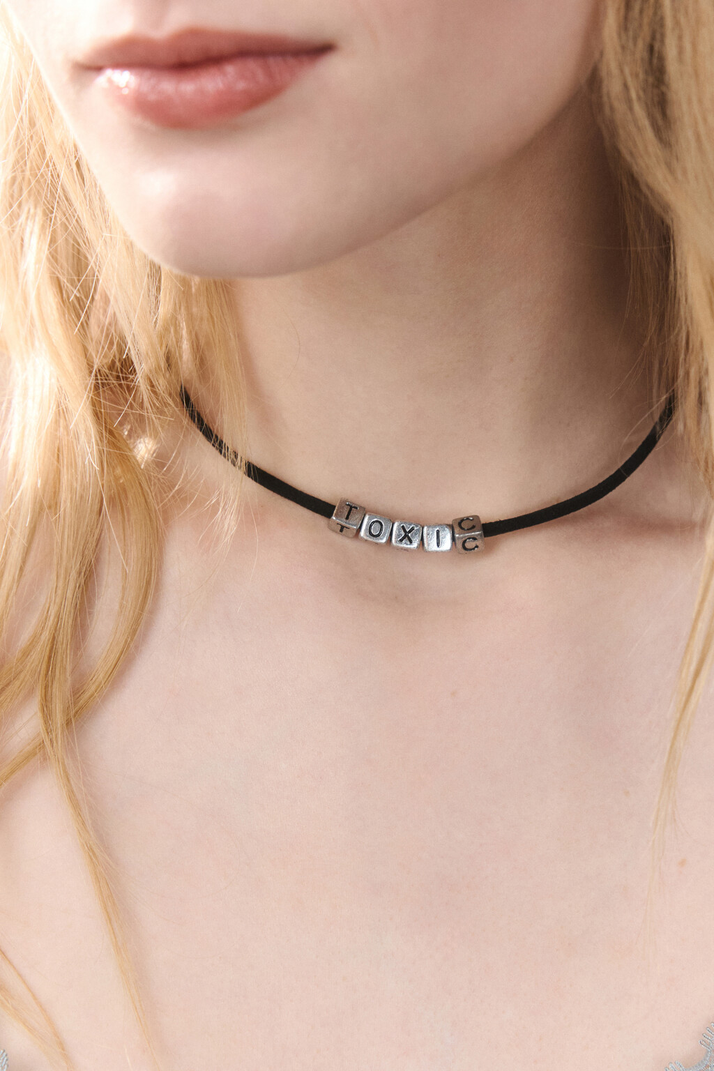 Колье-шнурок с надписью - цвет черный - 2