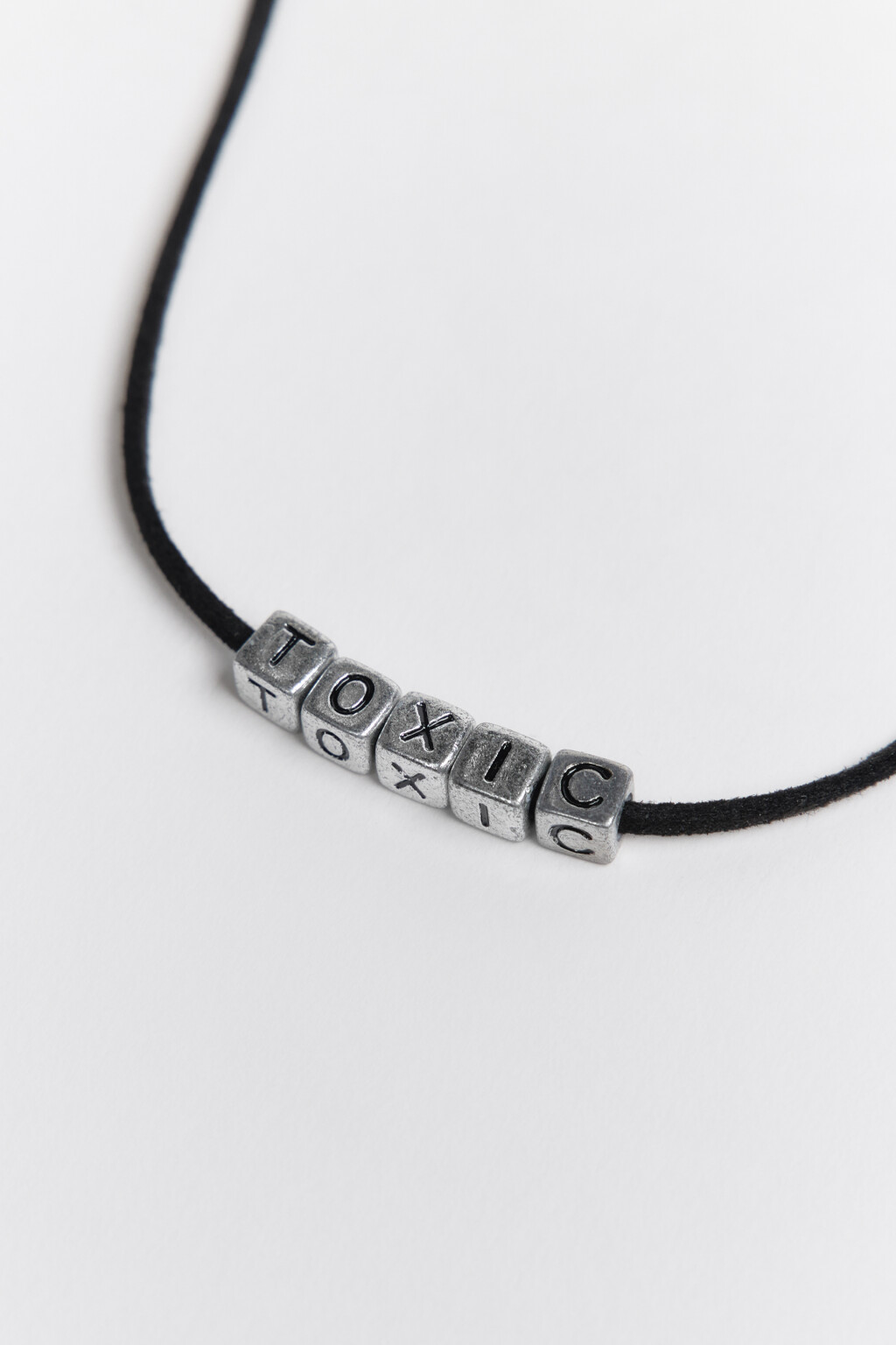 Колье-шнурок с надписью - цвет черный - 4