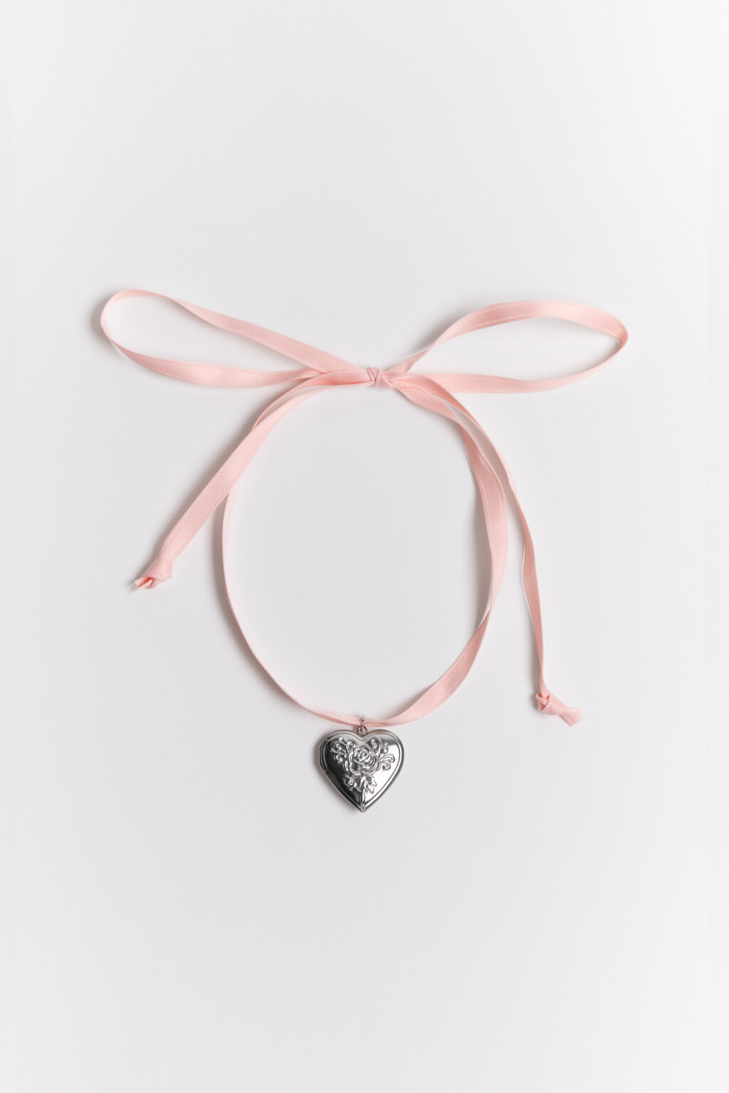 Колье из атласной ленты с кулоном - цвет серый - 3