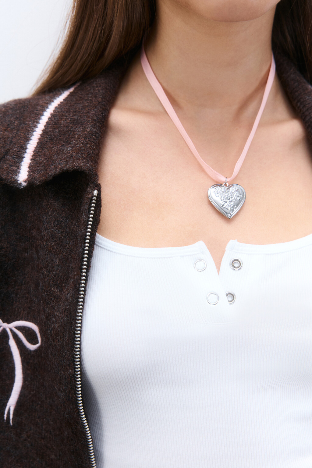 Колье из атласной ленты с кулоном - цвет серый - 1