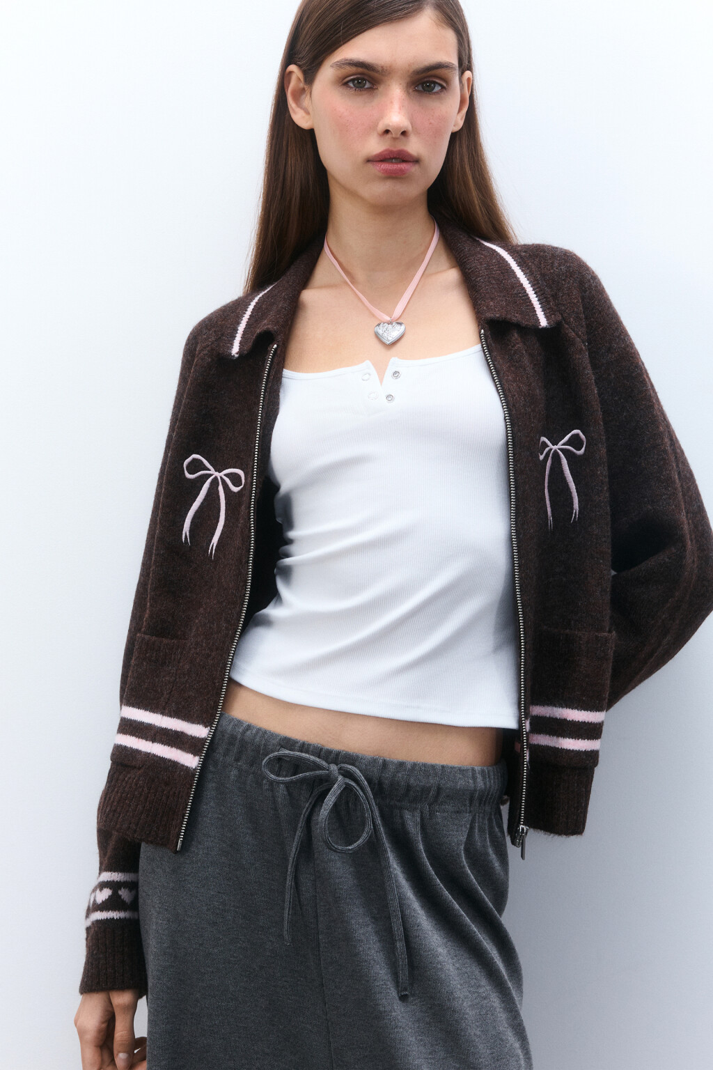 Колье из атласной ленты с кулоном - цвет серый - 2