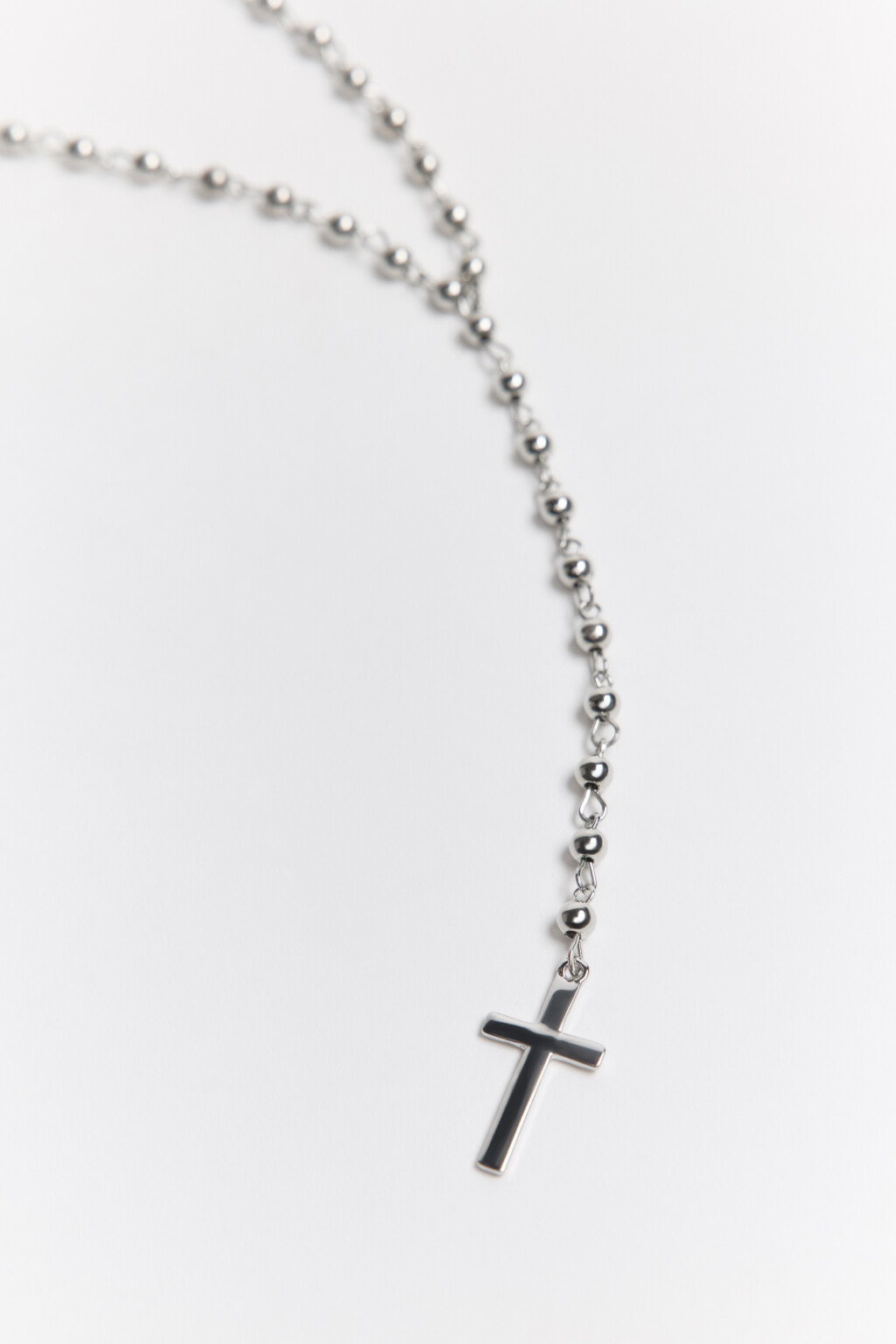 Цепочка с бусинами и крестом - цвет серый - 2