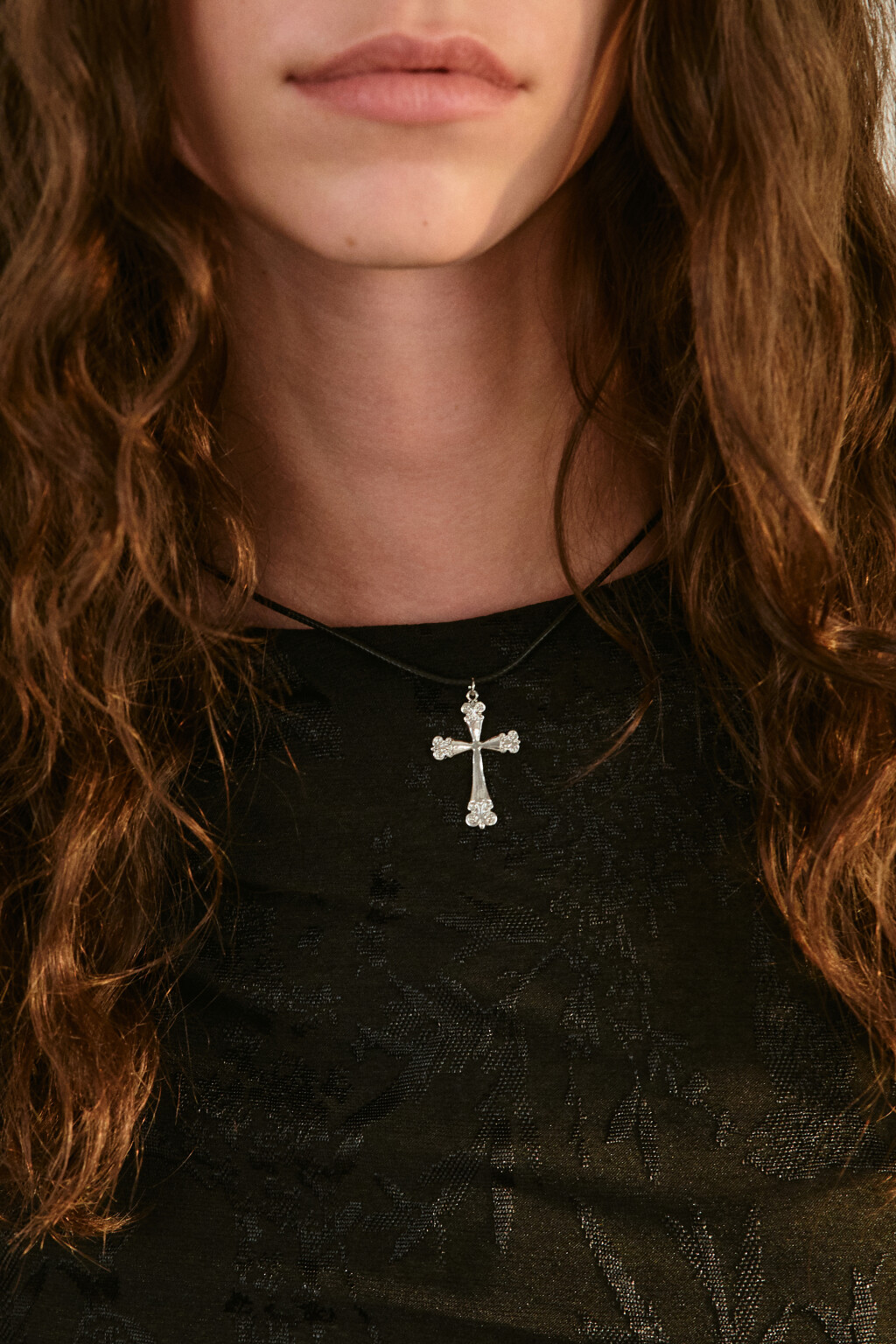 Колье-шнурок с крестом - цвет серый - 2