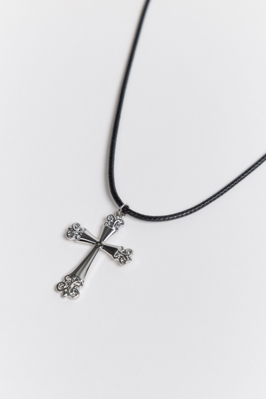 Колье-шнурок с крестом - цвет серый - 4